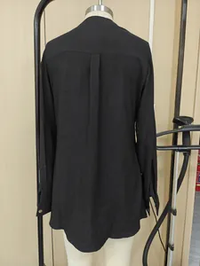 Vue arrière d'une chemise décontractée noire à manches longues pour femme sur mannequin