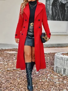 Vista a figura intera di un cappotto di lana rosso con stivali di pelle nera eleganti
