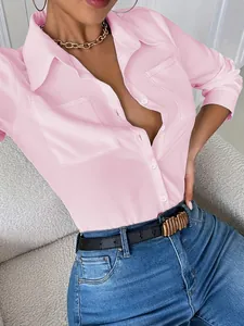Vista detallada de una elegante camisa rosa de manga larga con cuello de solapa y bolsillos