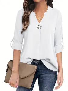 Vue détaillée de la blouse blanche à col en V avec manches retroussables et tissu fluide