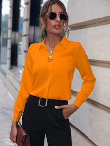 Elegante blusa naranja de manga larga para mujer con un look de moda profesional