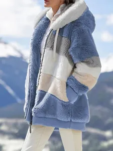 Primo piano della trama e dei dettagli del design della giacca di peluche con cappuccio