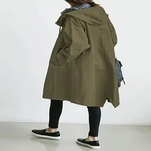 Rückansicht eines lässigen olivgrünen Damen-Parkas mit Kapuze und Taillenzug