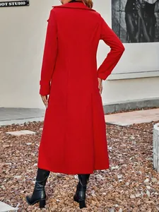 Vista posteriore dettagliata di un elegante cappotto lungo di lana rosso per lo stile autunno-inverno