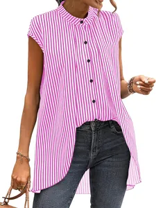 Detail einer rosa-weiß gestreiften ärmellosen Bluse mit modischem Stehkragen und Knöpfen