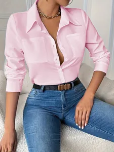 Elegante camisa rosa de manga larga para mujer con cuello y bolsillos en el pecho.