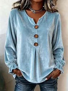 Detailweergave van de lichtblauwe fluwelen damesblouse met V-hals en houten knopen