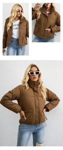 Detalle de una chaqueta acolchada marrón con cuello alto, cremallera y bolsillos