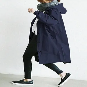 Seitenansicht eines mittellangen dunkelblauen Damen-Trenchcoats mit Kapuze und Tunnelzug.