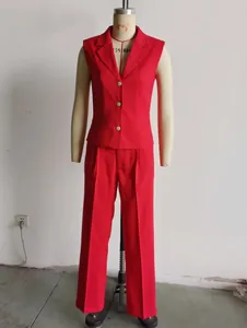 Ensemble tailleur gilet et pantalon rouge pour femme sur un mannequin de couture
