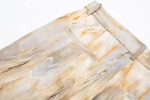Vue détaillée d'un pantalon en satin tie-dye montrant la poche et la texture du tissu