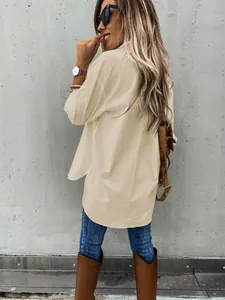 Losvallend beige damesshirt met lange mouwen en omvouwbare kraag achteraanzicht
