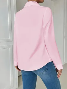 Vista posterior de una elegante camisa rosa de manga larga con dobladillo curvo y tela suave
