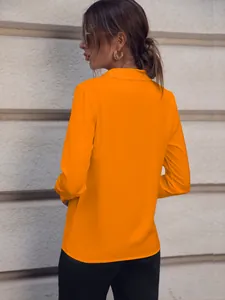 Vista posterior de una vibrante blusa naranja de manga larga para mujer, estilo minimalista
