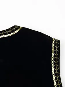 Dettaglio del gilet in velluto nero con paillettes dorate e ricami