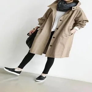 Ganzkörperaufnahme eines lässigen khakifarbenen Trenchcoats mit Kapuze für Damen.