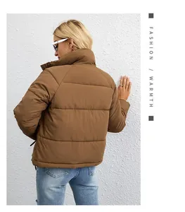 Vista posterior de una chaqueta acolchada corta marrón con cuello alto elegante