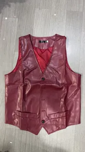 Detailansicht einer roten Herren-Lederweste im Vintage-Stil mit einreihigen Knöpfen