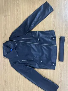 Vorderansicht einer schwarzen Kunstleder-Motorradjacke mit Metall-Reißverschlüssen und Gürtel