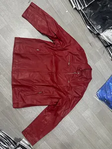 Detailansicht einer roten Herren-Kunstlederjacke im Biker-Stil mit Reißverschluss.