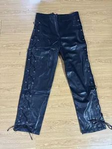 Vista piatta di pantaloni in pelle PU nera da uomo con dettaglio di lacci laterali