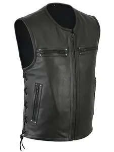 Vue détaillée d'un gilet de moto en cuir noir de style punk avec laçage latéral