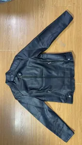 Détail d'une veste de motard élégante en similicuir noir pour femme avec un col montant chic.
