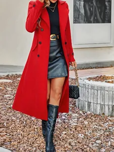 Elegante cappotto lungo in lana rossa doppiopetto per outfit autunno-inverno
