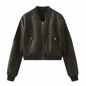 Vista dettagliata del bomber da donna in finta pelle con colletto a coste e tasche con zip