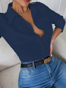 Vista detallada de una elegante camisa azul marino de manga larga con bolsillos.