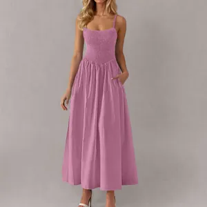 Elegantes malvenfarbenes Maxikleid mit geraffter Brust, Trägern und Seitentaschen