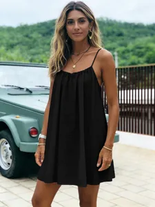 Détail d'une mini robe d'été noire dos nu avec encolure froncée pour les vacances