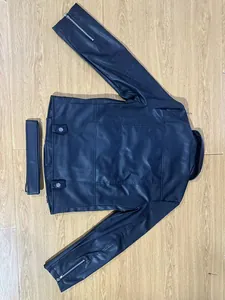 Rückansicht einer schwarzen Bikerjacke aus Kunstleder mit silbernen Reißverschlüssen