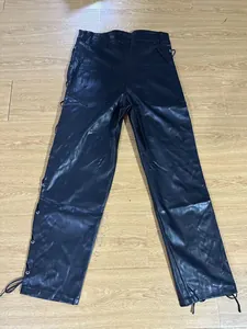 Dettaglio dei pantaloni in pelle PU nera da uomo con un particolare design stringato