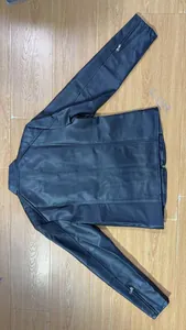 Vue arrière de veste de moto courte en cuir PU pour femme avec col montant et zips détails