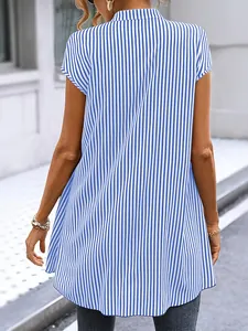 Detailansicht der Rückseite einer blau-weiß gestreiften Kurzarmbluse für Damen.