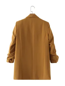 Elegante blazer camel para mujer con mangas fruncidas y vista posterior ajustada