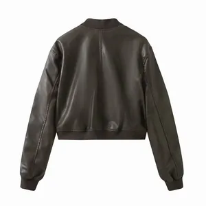 Vista posteriore dettagliata di un bomber corto da donna in ecopelle marrone stile biker