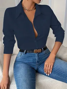 Elegante camisa azul marino de manga larga con cuello de solapa y bolsillos mujer