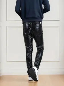 Vista posteriore dettagliata di pantaloni slim fit in ecopelle nera da uomo eleganti