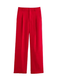 Vue détaillée d'un pantalon de costume rouge élégant à taille haute et jambes larges.