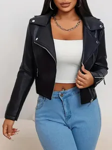 Detailansicht einer eleganten schwarzen Kunstleder-Motorradjacke mit silbernen Reißverschlüssen