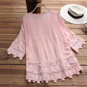 Casual roze katoenen linnen zomerblouse met een delicate kantafwerking aan de zoom.