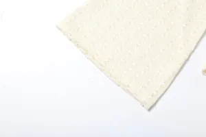 Macroweergave van de delicate gebroken witte kanttextuur en het opengewerkte patroon