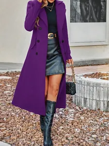 Vista dettagliata di un cappotto di lana viola a doppio petto e gonna di pelle