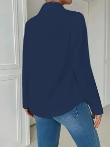 Vista trasera detallada de una camisa azul marino de manga larga con cuello y ajuste holgado.