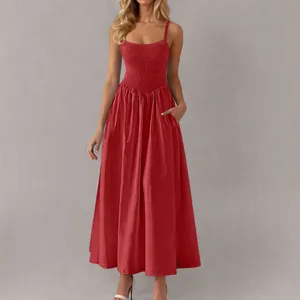 Elegantes rotes gerafftes Maxi-Trägerkleid mit verstellbaren Trägern und Seitentaschen.