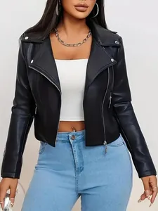 Detailansicht einer modischen schwarzen Bikerjacke aus Kunstleder für die Herbstmode.