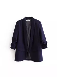 Elegante americana azul marino para mujer con cuello esmoquin y modernas mangas fruncidas