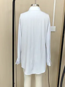 Achteraanzicht van een minimalistisch wit oversized shirt met lange mouwen op een mannequin